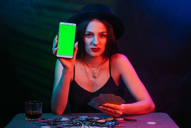 Pengguna mobile membaca ketentuan akun